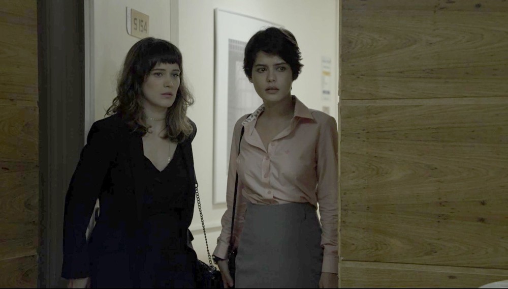 Adriana visita Elizabeth e trata a mãe com frieza em O Outro Lado do Paraíso (Foto: TV Globo)