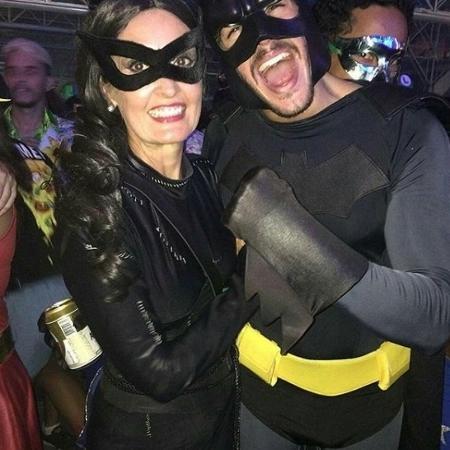 Fátima Bernardes estava fantasiada de mulher-gato, e Túlio de Batman (Foto: Reprodução) Fátima Bernardes estava fantasiada de mulher-gato, e Túlio de Batman (Foto: Reprodução)