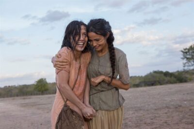 Emília (Marjorie Estiano) e Luzia (Nanda Costa) na minissérie Entre Irmãs
(Foto: Globo/Dan Behr)