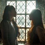 Catarina (Bruna Marquezine) e Amália (Marina Ruy Barbosa) em cena de Deus Salve o Rei
(Foto: Globo/Raquel Cunha)