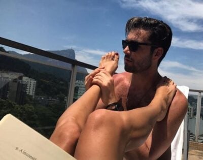 Sérgio Marone faz massagem nos pés da namorada. (Foto: Reprodução/Instagram)