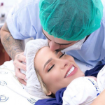 Nasce filha dos ex-BBB Rodrigão e Adriana: ‘A nossa Linda deu o ar da graça’