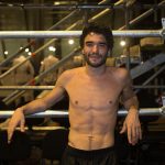 Sem camisa, Caio Blat esbanja simpatia em noite de estreia - AgNews
