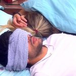Lucas deitado ao lado de Jéssica no BBB18
(Foto: Reprodução/BBB)