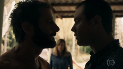 Vinícius (Flávio Tolezani) e Gael (Sergio Guizé) em cena de O Outro Lado do Paraíso
(Foto: Reprodução/Globo)