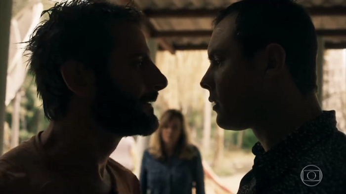 Vinícius (Flávio Tolezani) e Gael (Sergio Guizé) em cena de O Outro Lado do Paraíso (Foto: Reprodução/Globo)