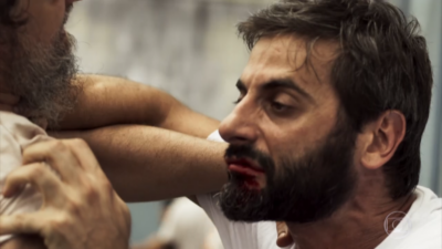 Vinícius (Flávio Tolezani) é assassinado em O Outro Lado do Paraíso
(Foto: Reprodução/Globo)