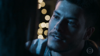 Diego (Arthur Aguiar) em cena de O Outro Lado do Paraíso
(Foto: Reprodução/Globo)
