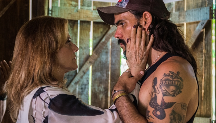 Sophia (Marieta Severo) e Mariano (Juliano Cazarré) em O Outro Lado do Paraíso (Foto: Globo/Raquel Cunha)