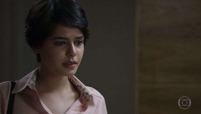 Adriana (Julia Dalavia) em cena de O Outro Lado do Paraíso (Foto: Reprodução/Globo)