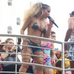 Anitta surge de biquíni de fita para relembrar hit e comandar bloco no RJ