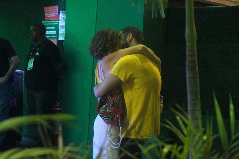 Debora Bloch beija muito na Sapucaí (Marcello Sá Barretto - Brazil News)