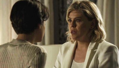 Adriana (Julia Dalavia) e Jô (Bárbara Paz) em cena de O Outro Lado do Paraíso
(Foto: Divulgação/Globo)