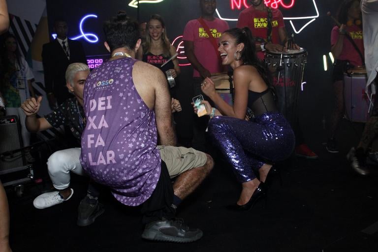 Bruna Marquezine descendo até o chão (Foto: Reprodução)