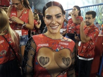 Cleo foi a camarote com corações cobrindo os seios (Foto: Gabriel Barreira/G1)