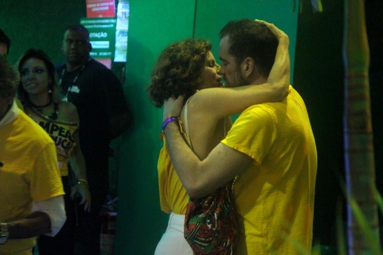 Debora Bloch beija muito na Sapucaí (Marcello Sá Barretto - Brazil News)