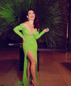 Fernanda Souza arrasa em traje e apresentação no baile da Vogue