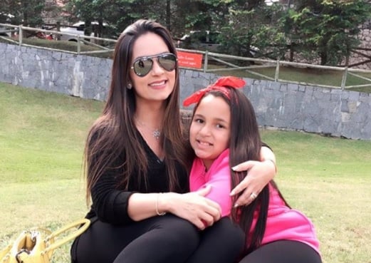 Priscila Nocetti, cantora de funk, com a filha Yasmin. (Foto: Reprodução/Instagram)