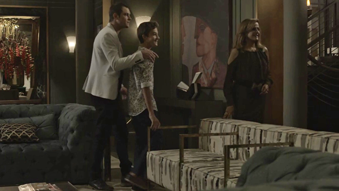 Família de Lívia (Grazi Massafera) recebe Mariano (Juliano Cazarré) (Foto: Divulgação/Globo)