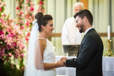 Melissa (Gabriella Mustafá) e Diego (Arthur Aguiar) se casam
(Foto: Globo/Raquel Cunha)