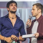 Lucas conversa com Tiago Leifert após eliminação do BBB18
(Foto: Globo/Paulo Belote)