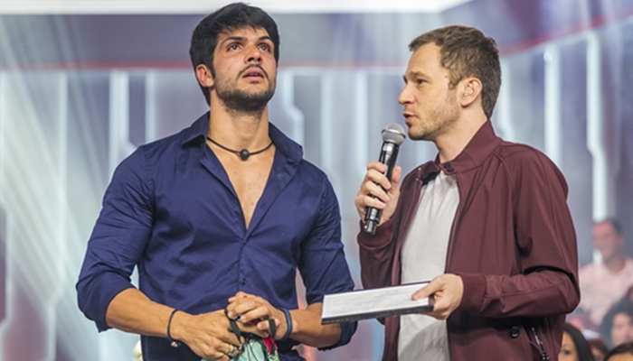 Lucas conversa com Tiago Leifert após eliminação do BBB18 (Foto: Globo/Paulo Belote)
