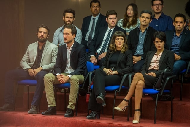Plateia no Julgamento de Vinícius (Flávio Tolezani) em O Outro Lado do Paraíso (Foto: Globo/Raquel Cunha)