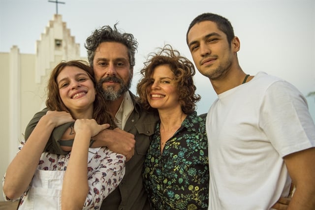 Aurora (Lara Tremouroux), Pedro (Alexandre Nero), Rosinete (Debora Bloch) e Hermano (Gabriel Leone) (Foto: Globo/Estevam Avellar)