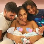 Ivete Sangalo amamentando as gêmeas ao lado do marido e do filho (Foto: Reprodução/Instagram)
