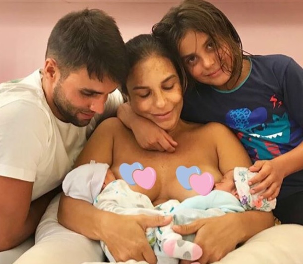 Ivete Sangalo amamente as gêmeas ao lado do marido e do filho. (Foto: Reprodução/Instagram)