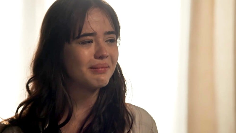 Laura se emociona em depoimento em O Outro Lado do Paraíso (Foto: TV Globo)