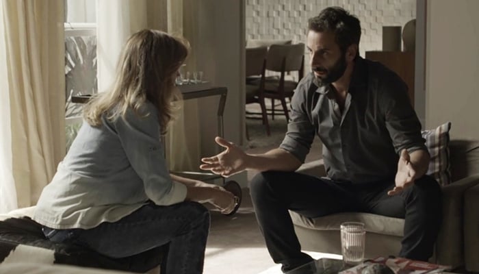 Lorena (Sandra Corveloni) e Vinícius (Flávio Tolezani) em cena de O Outro Lado do Paraíso (Foto: Divulgação/Globo)