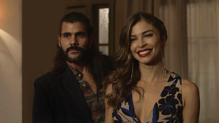 Mariano (Juliano Cazarré) e Lívia (Grazi Massafera) em cena de O Outro Lado do Paraíso (Foto: Divulgação/Globo)