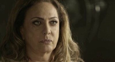 Nádia passa a cuidar do bebê em O Outro Lado do Paraíso (Foto: Reprodução)