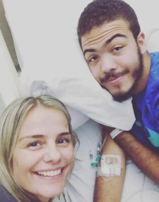 Milene com o filho Ronald no hospital. (Foto: Reprodução/Instagram)