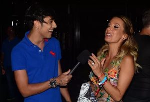 O repórter Gabriel Leão em entrevista com Luisa Mell (Foto: Reprodução)