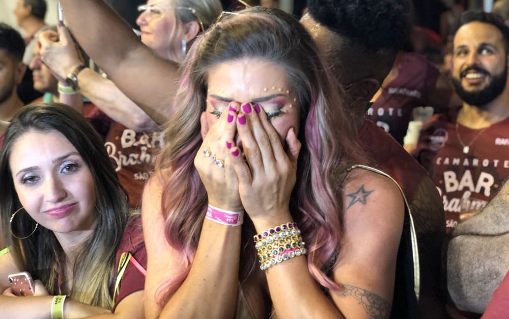 Tati Minerato chora ao ver a Gaviões do lado de fora (Foto: Cauê Fabiano/G1)