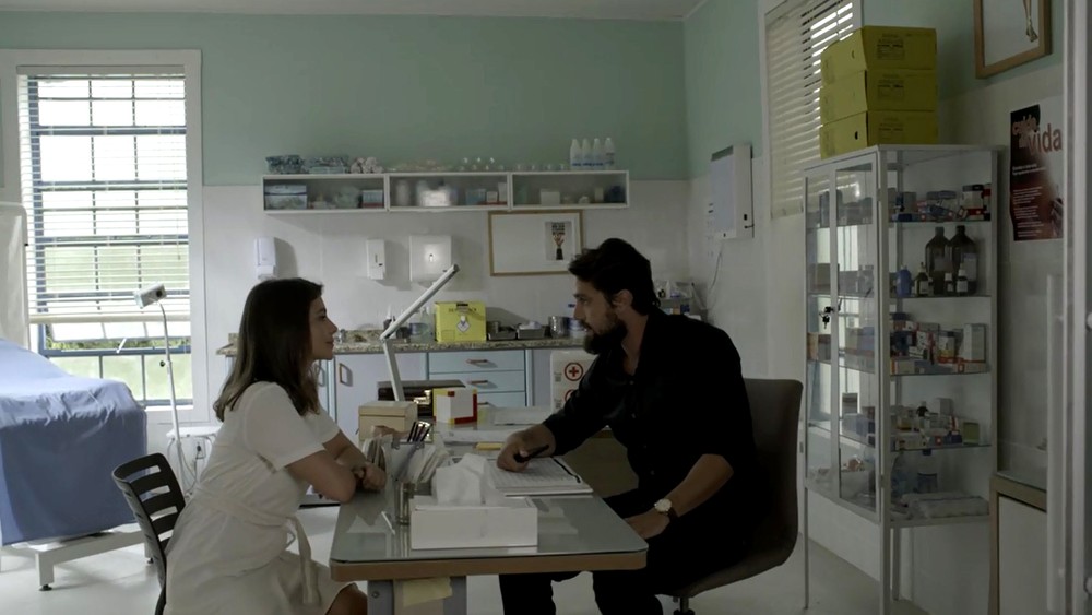 Renato questiona a Tônia se ela pretende revelar a Zé Vitor que está grávida (Foto: TV Globo)