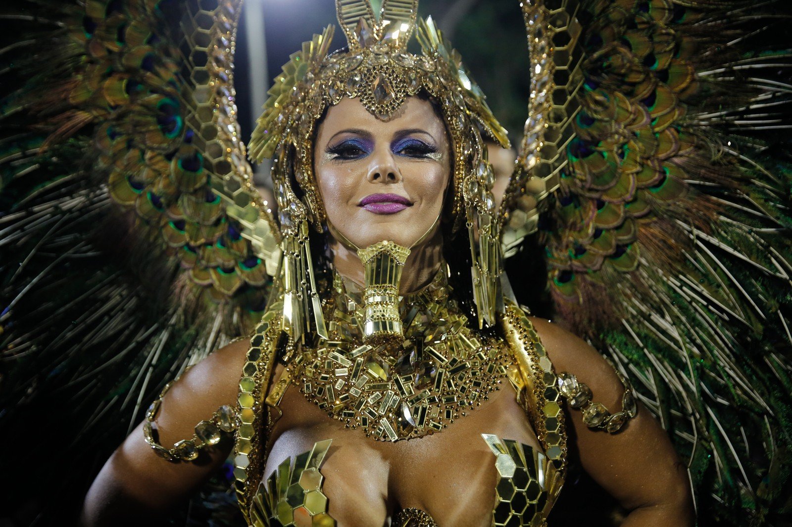 Viviane Araújo é rainha de bateria do Salgueiro e vai para a avenida com fantasia de faraó (Foto: Marcos Serra Lima/G1)