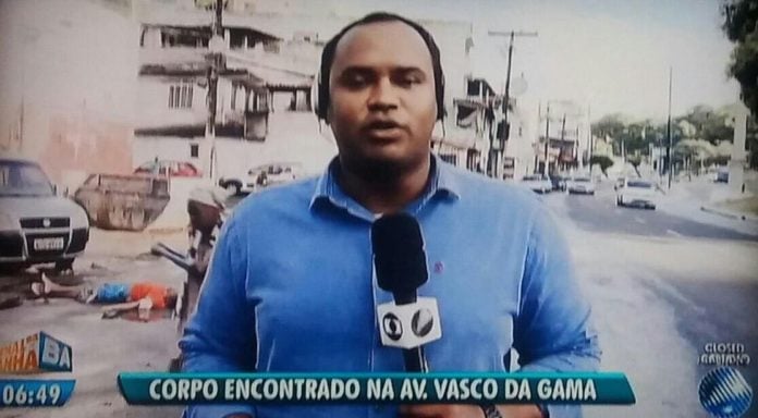 Repórter da Globo em matéria na Bahia (Foto: Reprodução)