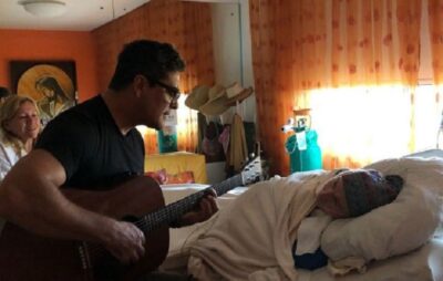 Junno Andrade toca e canta para a mãe de Xuxa (Reprodução/Instagram)