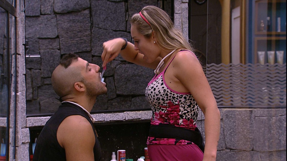 http://tvfoco.uai.com.br/wp-content/uploads/2015/05/Daniela-Mercury.jpg