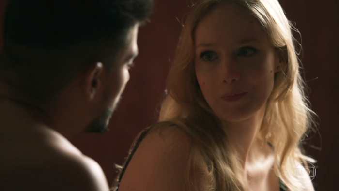 Karina (Malu Rodrigues) e Diego (Arthur Aguiar) em cena de O Outro Lado do Paraíso (Foto: Reprodução/Globo)