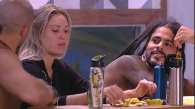 Viegas durante conversa com Kaysar e Jéssica no BBB18
(Foto: Reprodução/Globo)