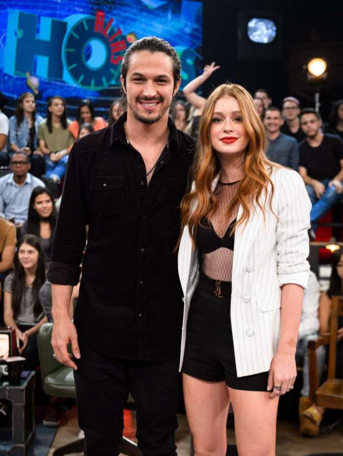 Romulo Estrela e Marina Ruy Barbosa no Altas Horas. (Foto: Ramón Vasconcelos/TV Globo)