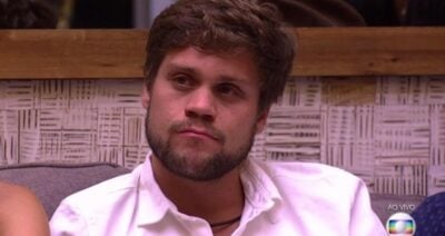 Breno está chateado (Foto: Reprodução)