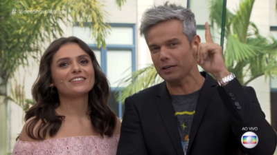 Monica Iozzi ao lado de Otaviano Costa durante participação no Vídeo Show
(Foto: Reprodução/Globo)