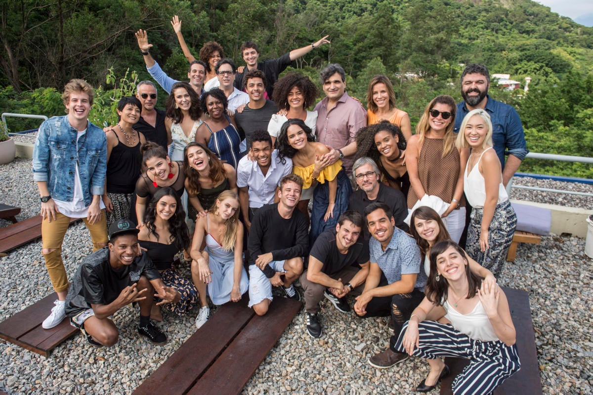 Cao Hamburger com direção e elenco de Malhação (Foto: Globo/Mauricio Fidalgo)
