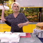 Ana Maria Braga arremessa panos de prato no Mais Você
(Foto: Reprodução/Globo)