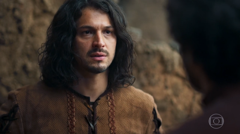 Afonso (Romulo Estrela) em cena de Deus Salve o Rei (Foto: Reprodução/Globo)